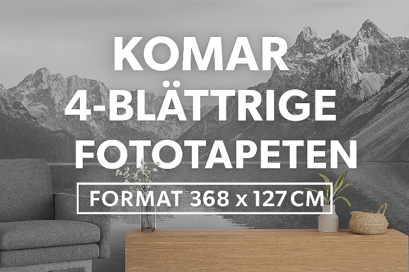 „Querformatiges Werbebild mit Komar-Fototapete im Format 368 × 127 cm. Die Tapete zeigt ein monochromes Bergpanorama mit schneebedeckten Gipfeln. Im Vordergrund modernes Wohnambiente mit grauem Sessel, Holzkonsole, Vase mit Blütenzweigen, Pflanze und Korb